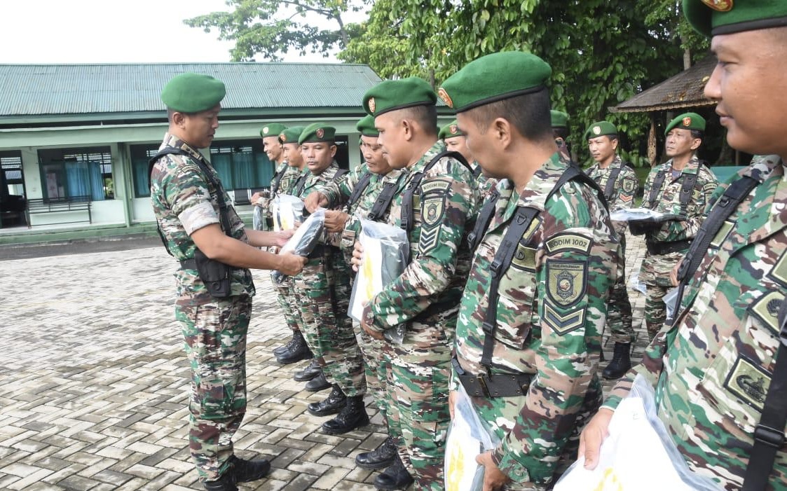Kodim 1002/HST Tingkatkan Moril Prajurit Dengan Distribusi Bekal Perorangan Atensi KASAD