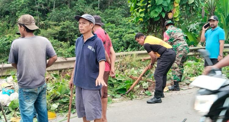 Peduli Lingkungan, Babinsa Bersama Warga Bersihkan Tumpukan Sampah di Pinggir Jalan