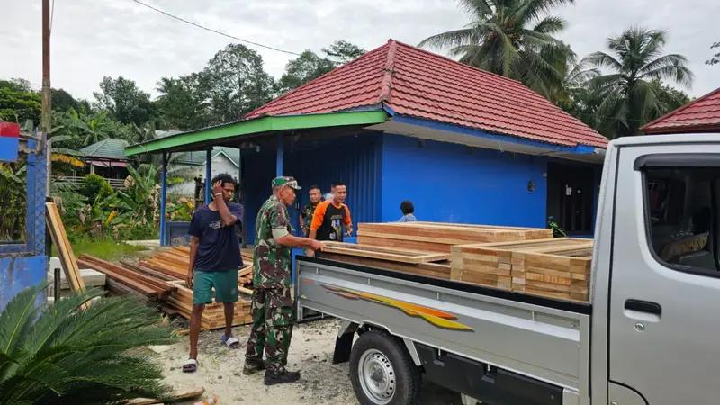 Babinsa Koramil 0908-02/Muara Badak Bersama Warga Distribusikan Material Ke Titik Sasaran Lokasi RTLH