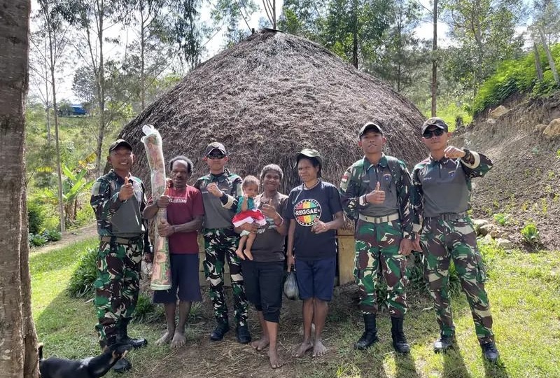 Pos Pirime Satgas Yonif 614/Rjp Bagikan Sembako Dan Tikar Kepada Masyarakat Di Distrik Pirime