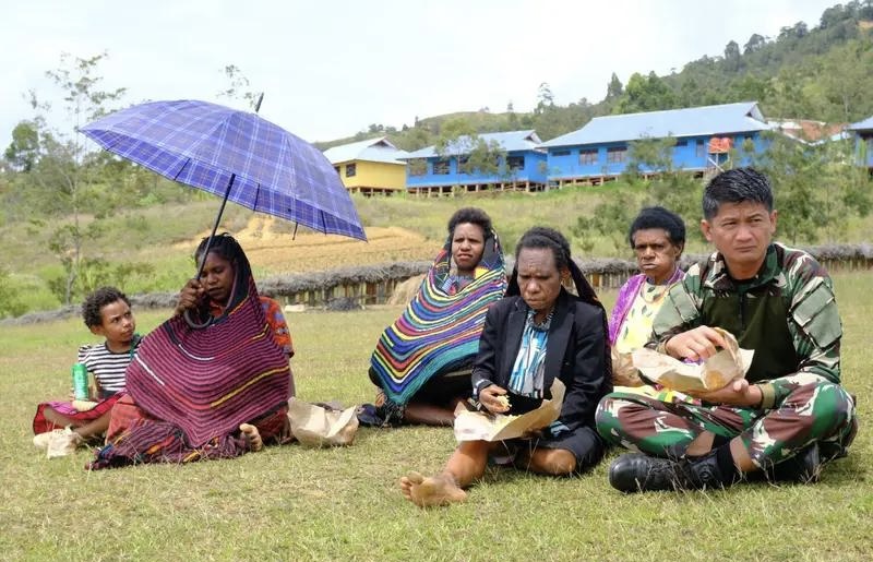 Pos Tiom (Kotis) Satgas Yonif 614/Rjp Bagikan 150 Nasi Bungkus Kepada Jemaat Gereja Kogoyaluk Distrik Yugungwi