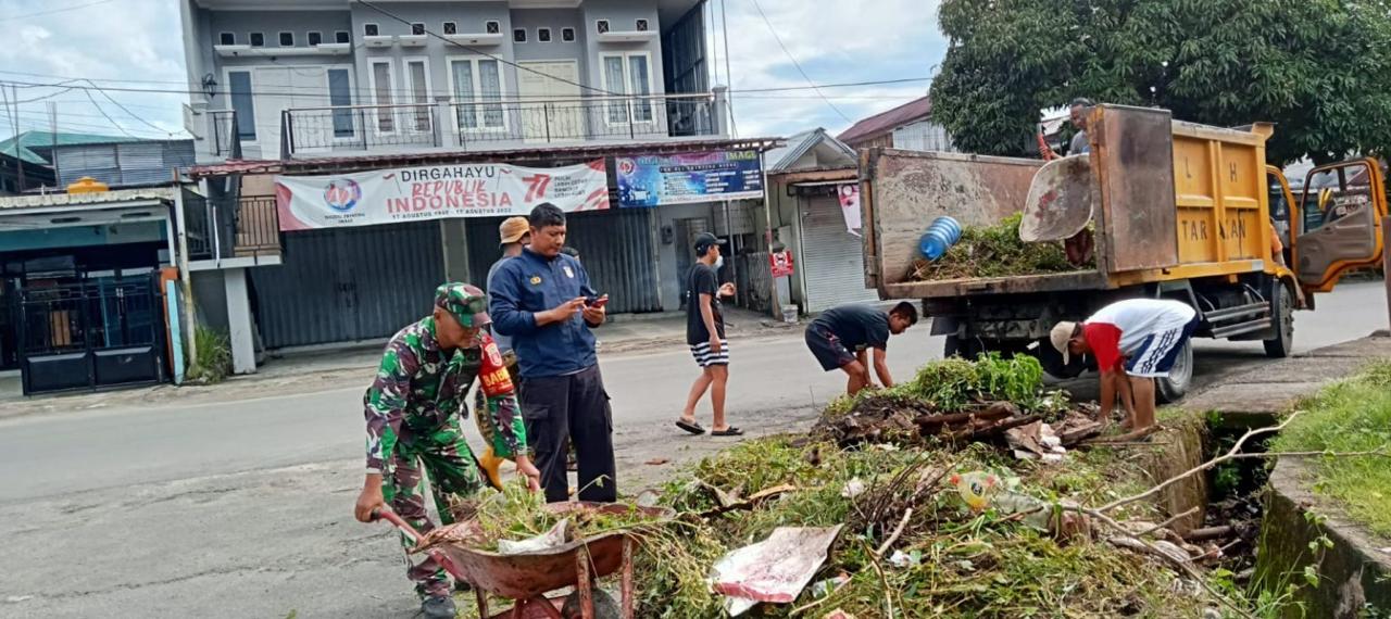 Jaga Lingkungan Tetap Bersih,Babinsa Koramil 0907/02 Tarteng Dan Warga Lakukan Pembersihan Wilayah