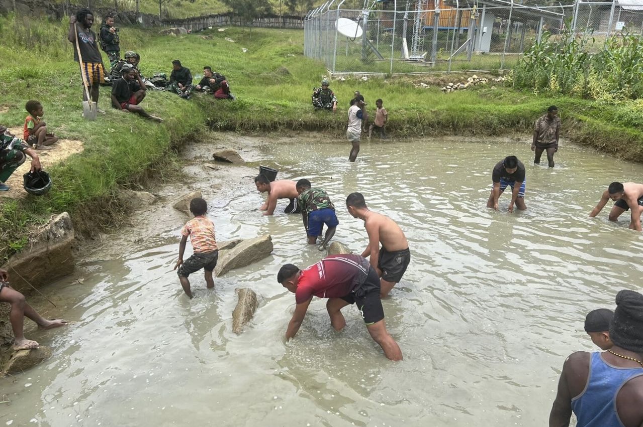 Ketahanan Pangan: Satgas Yonif 614/Raja Pandhita Dan Warga Wuyumbur Panen Ikan