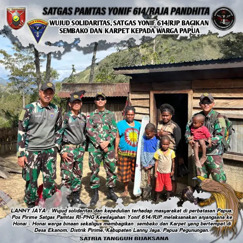 Wujud Solidaritas, Satgas Yonif 614/RJP Bagikan Sembako Dan Karpet Kepada Warga Papua