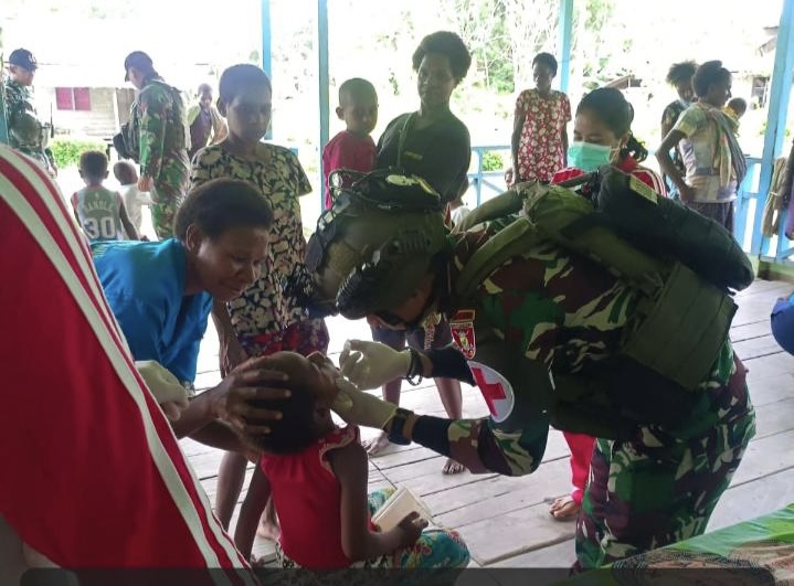 Kerjasama Satgas Yonif 611/Awang Long Bersama Puskesmas Jita Gelar Posyandu Bagi Masyarakat Distrik Jita