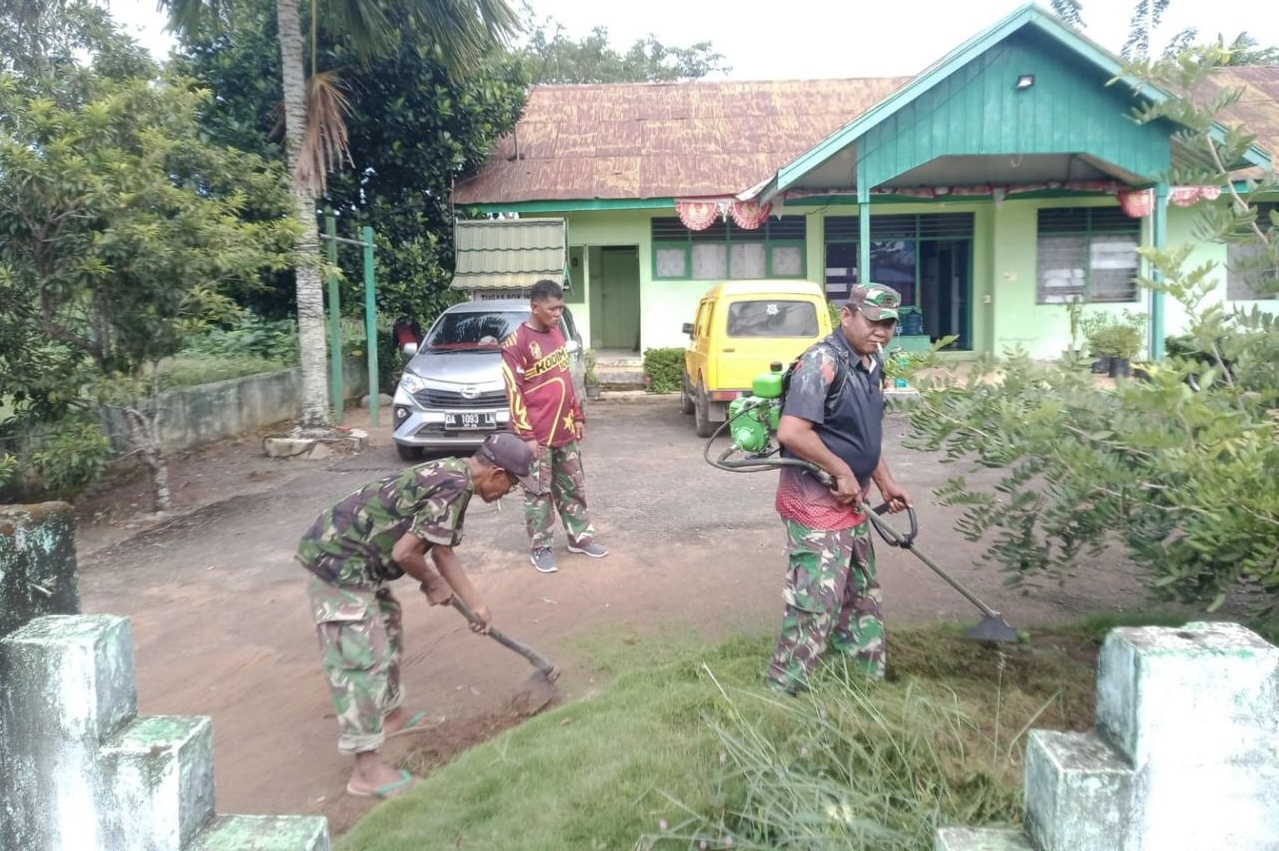 Jaga Kebersihan Lingkungan Personel Kodim 1009/Tanah Laut Ajak Warga Gotong Royong