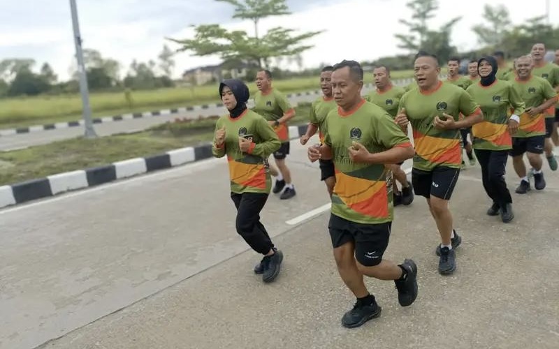 Prajurit dan PNS Kodim 0913/PPU Jaga Fisik dengan Lari Aerobik