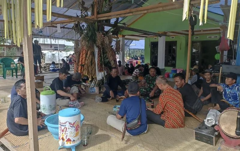 Pabung 1001/HSU-BLG Hadiri Acara Ritual Pembukaan Aruh Adat Buntang Mamali Mati