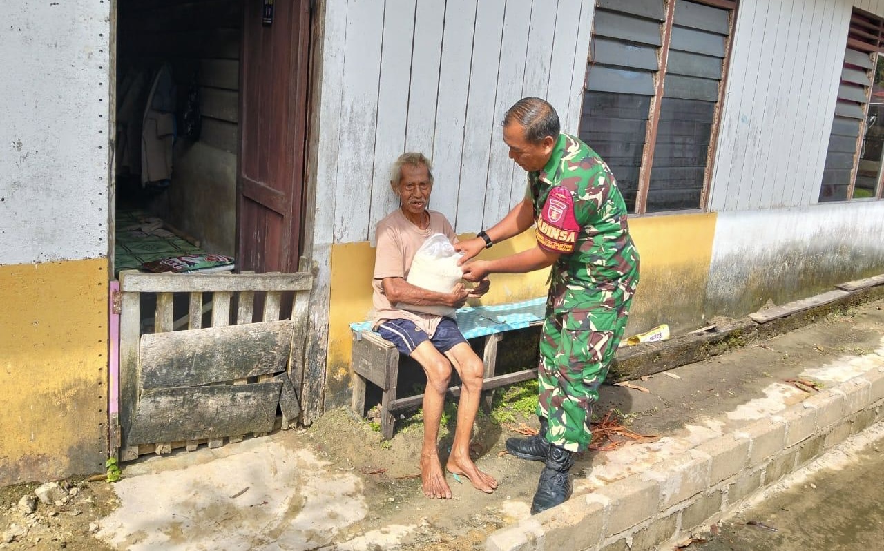 Ringankan Beban Warga Binaan,Babinsa Koramil 0907/01 Tarakan Tartim Berbagi Sembako