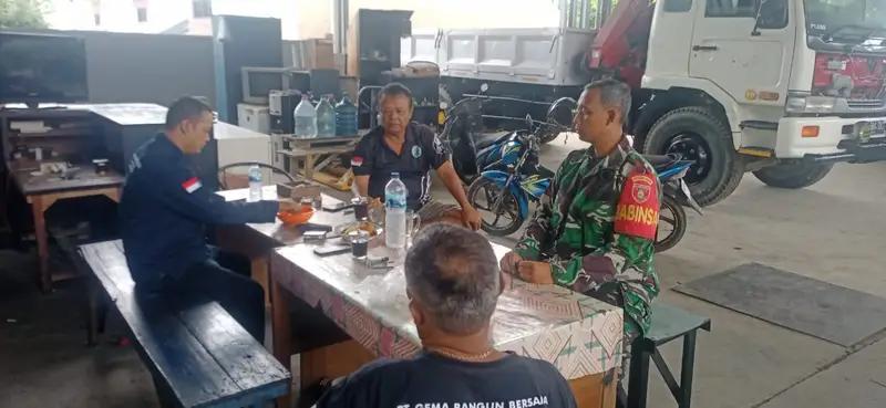 Jalin Silaturahmi, Babinsa Koramil 0908-01/Loktuan Laksanakan Komsos Dengan Warga Dan Pantau Wilayah Binaan