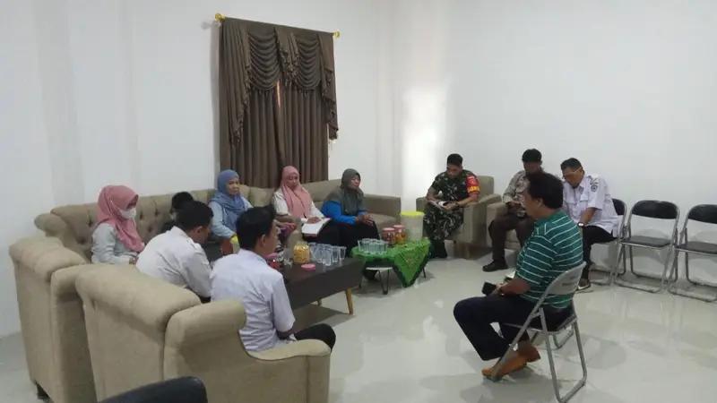 Jaga Keamanan Dan Ketertiban Di Wilayah Binaan, Babinsa Kelurahan Berbas Tengah Dampingi Warga Mediasi Sengketa Lahan