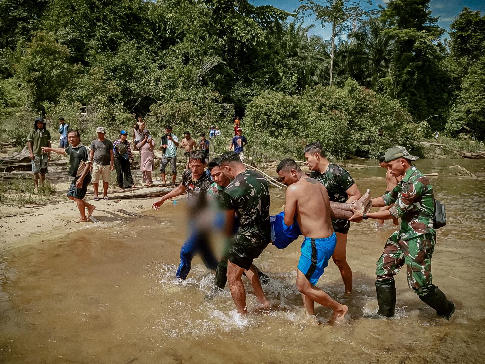Satgas Pamtas Yonarmed 11 Kostrad Evakuasi Korban Tenggelam di Sungai Tonhab