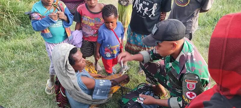 Satgas Yonif 614/Rjp Pos Balingga Berikan Pelayanan Kesehatan Bagi Masyarakat di Perbatasan Papua