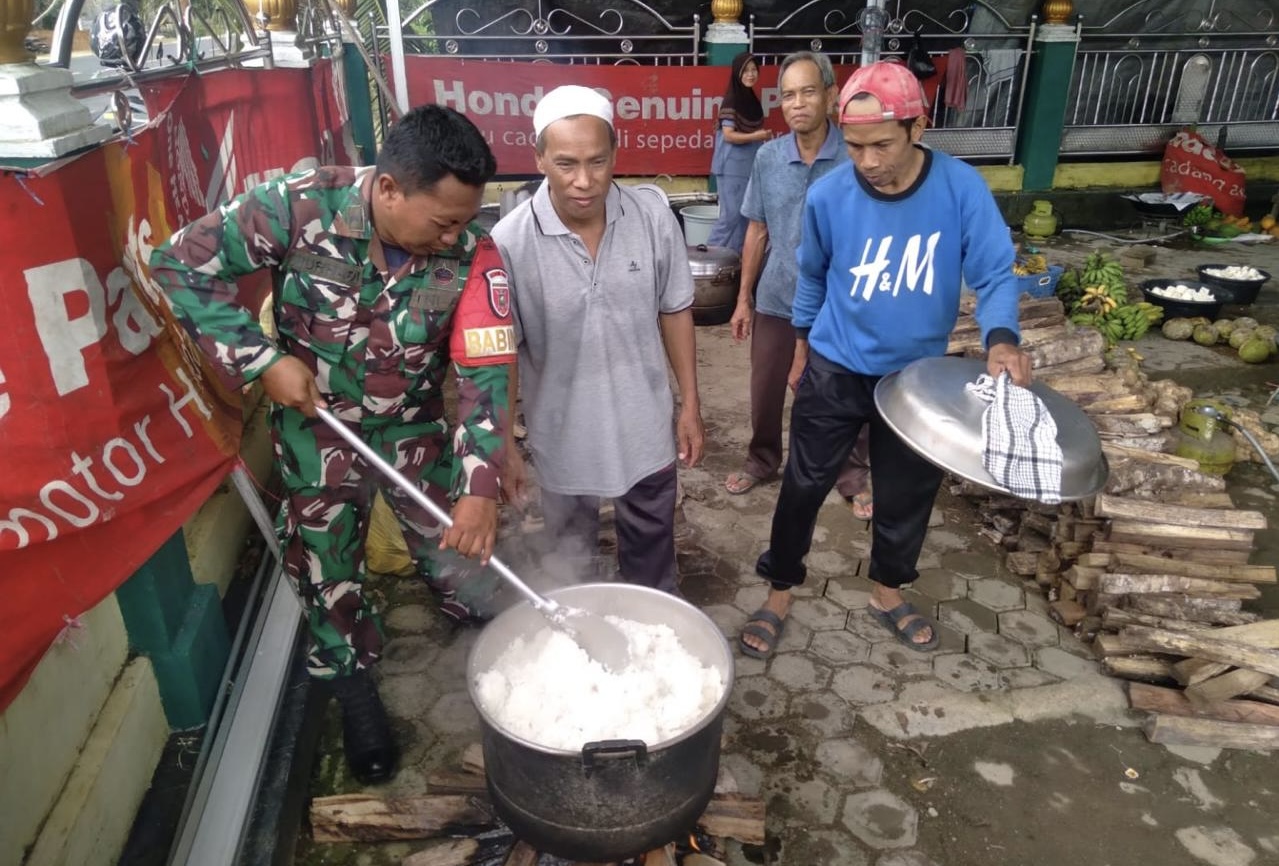 Babinsa dan Masyarakat Bersatu, Sukseskan Haul Guru Sekumpul dengan Suasana Kekeluargaan