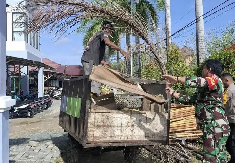 Babinsa Koramil 0908-01/Loktuan Laksanakan Kerja Bakti Bersihkan Lingkungan Kantor Kelurahan