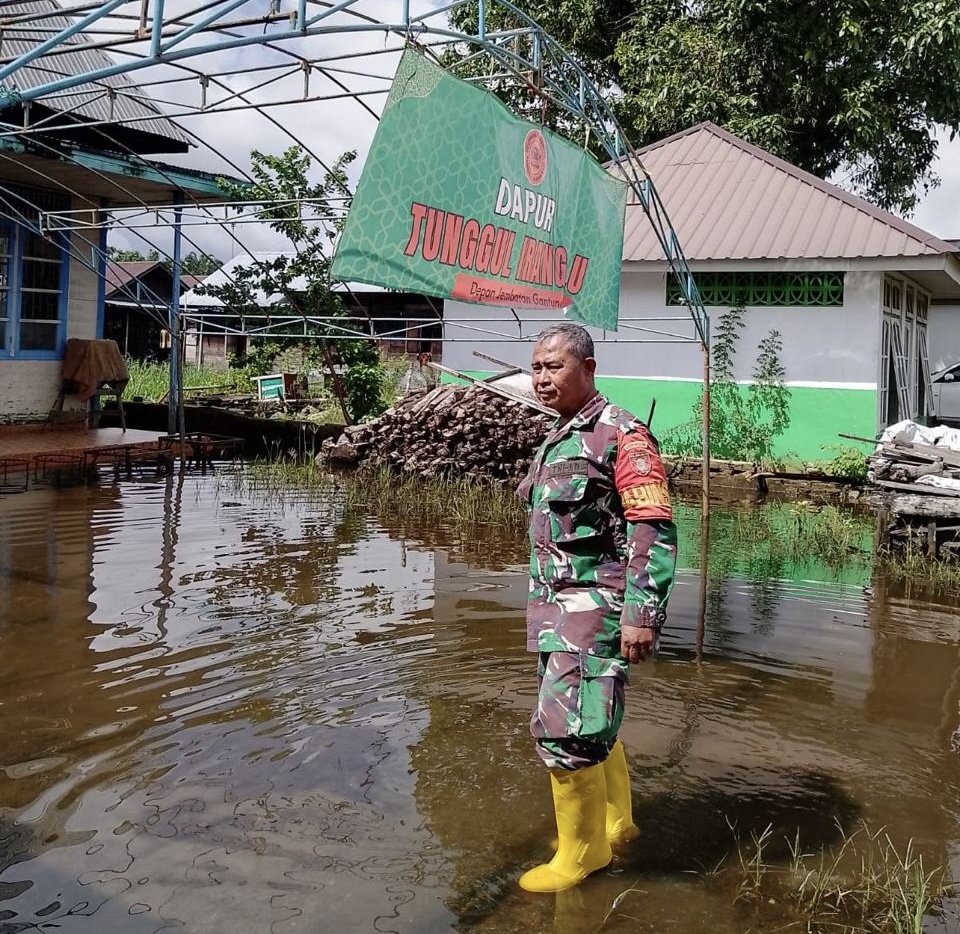 Babinsa Martapura Terus Lakukan Upaya Pemantauan Banjir Desa Tunggul Irang