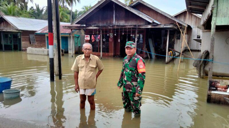 Babinsa Koramil 1008-06/Banua Lawas Pantau Debit Air di Desa Sei Durian
