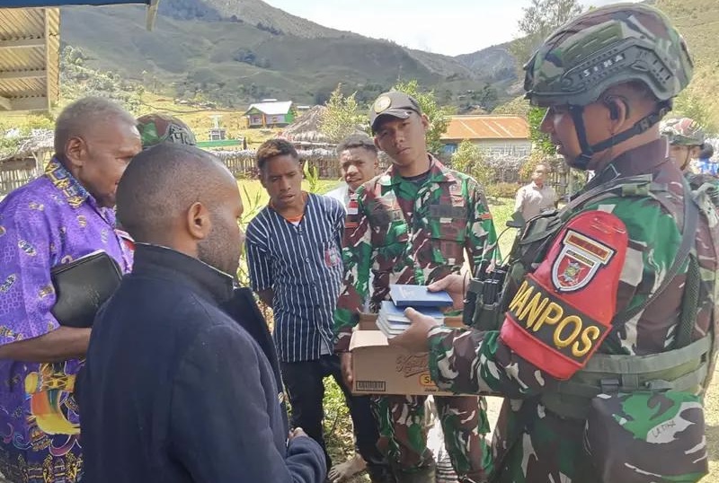 Satgas Yonif 614/Rjp Bagikan 250 Alkitab dan 100 Susu Untuk Anak – Anak di Gereja Bahtera Lowanom Papua