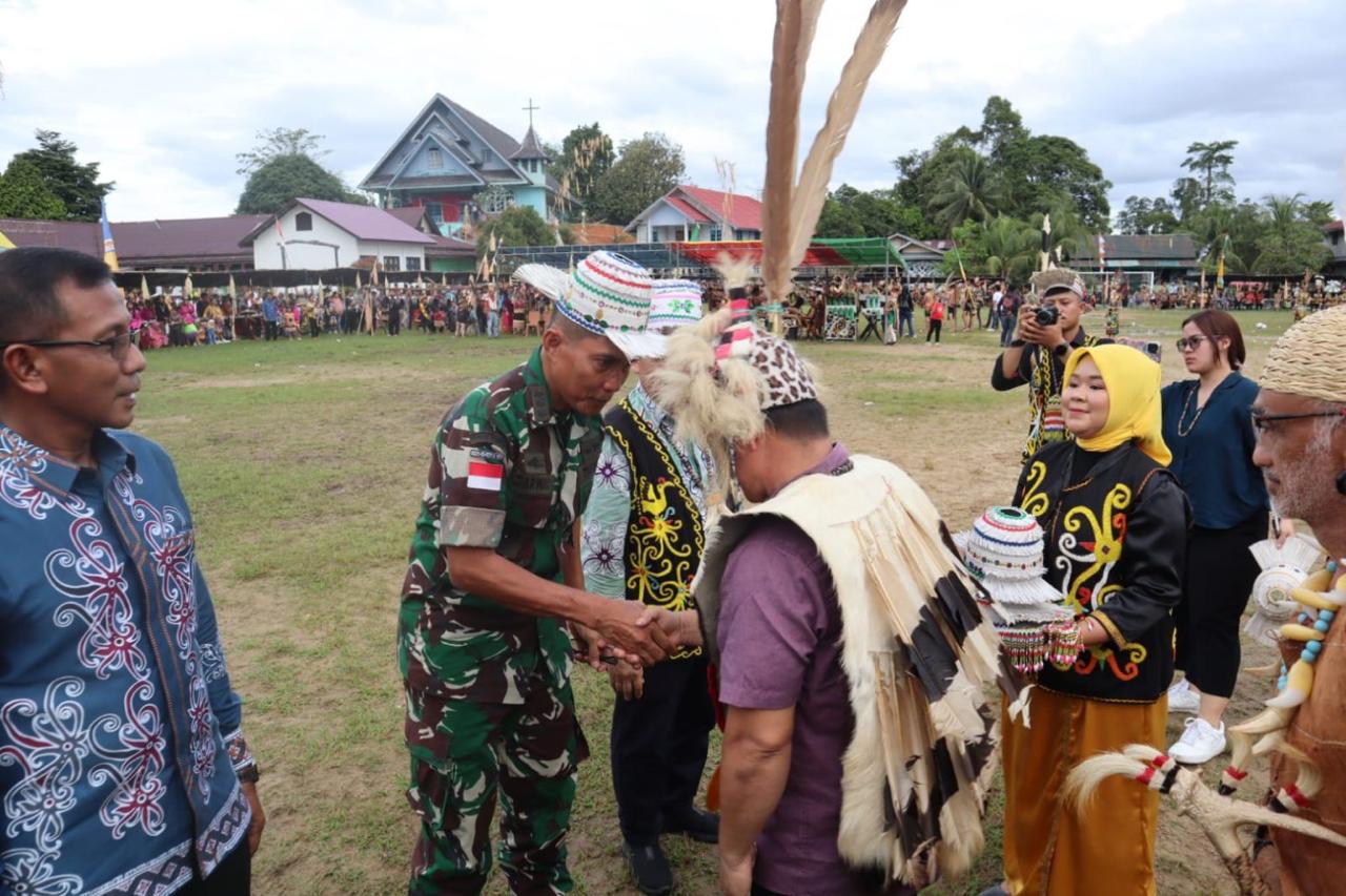 Kasrem 092/Maharajalila Apresiasi Pelestarian Tradisi pada Pesta Adat Dayak Meja Panjang
