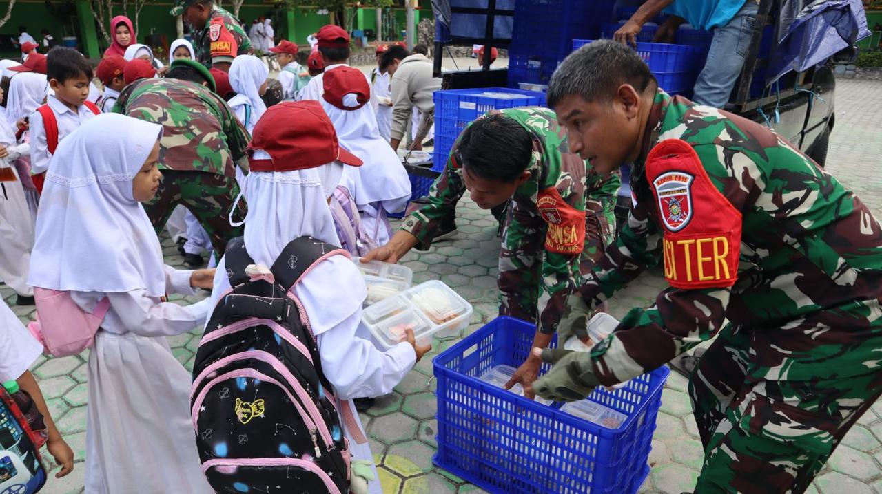 Program Makan Bergizi Gratis Nunukan Dimulai, Kodim 0911/Nnk KOREM 092/Mrl Dampingi Pendistribusian