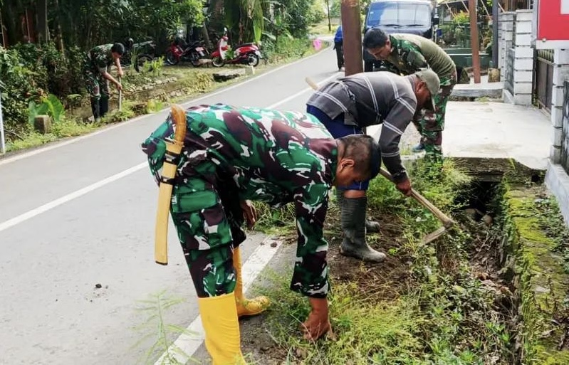 Ciptakan Lingkungan Bersih dan Indah, Jajaran Babinsa Simpur Libatkan Masyarakat Lakukan Aksi Bersih Bersih Sampah