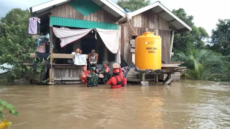 Kesigapan Babinsa Koramil 04/Tanjung Redeb, Saat Berikan Bantuan Bagi Korban Banjir