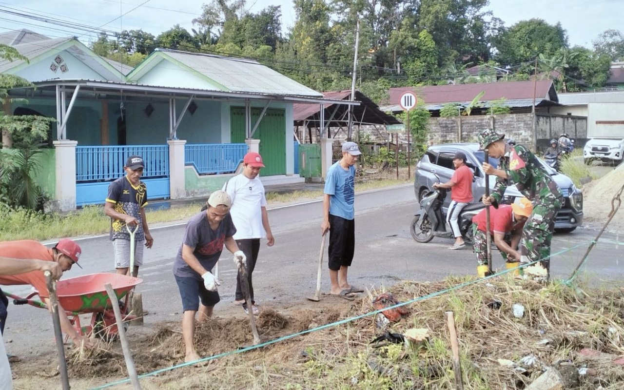 Ciptakan Lingkungan Sehat Dan Nyaman,Babinsa Koramil 0907/02 Tarteng Dan Warga Lakukan Pelebaran Jalan