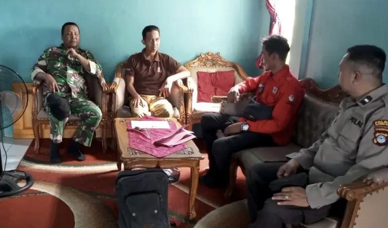 Ketahui Situasi dan Kondisi Wilayah, Babinsa Daha Selatan Komsos Dengan Komponen Masyarakat