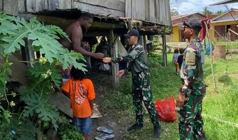 Satgas Yonif 614/Raja Pandhita Pos Dabra Berbagi Kebahagian Dengan Membagikan Sembako Kepada Masyarakat Papua