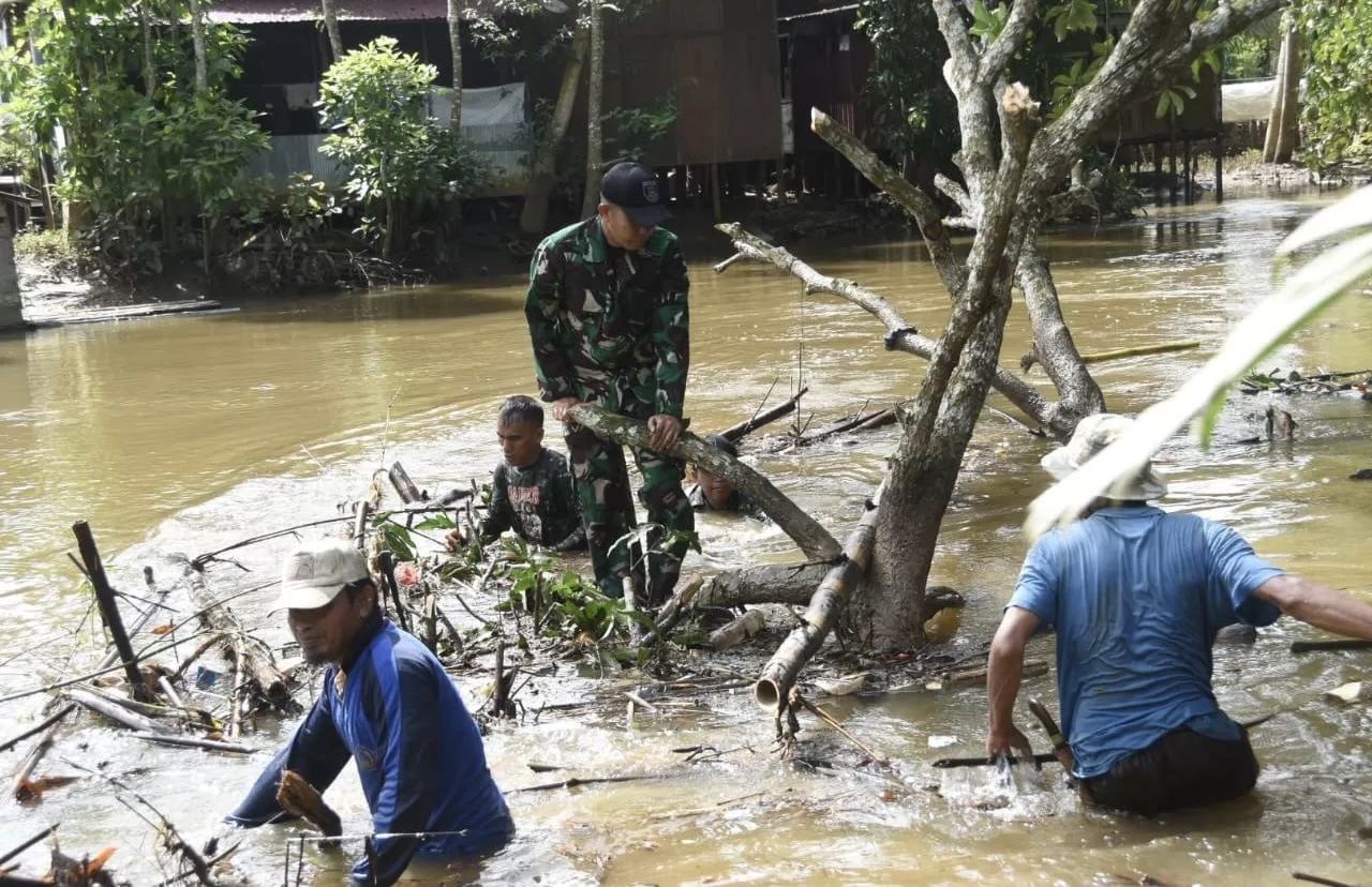 Pohon Tumbang Tutupi Aliran Sungai di Desa Kasarangan, Warga dan Aparat Gotong Royong Membersihkan