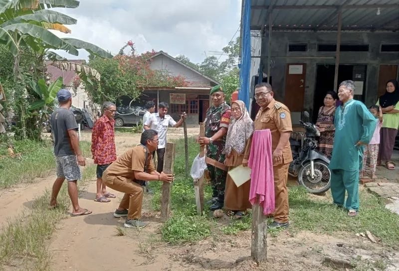 Jaga Keamanan Dan Ketertiban Di Wilayah Binaan, Babinsa Koramil 0908-01/Loktuan Dampingi Mediasi Warga Bersengketa Batas Tanah