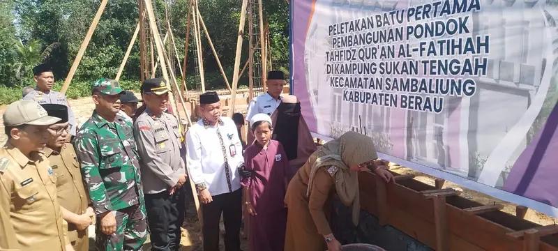 Danramil 06/Kelay Mewakili Dandim 0902/Berau, Menghadiri Peletakan Batu Pertama Pembangunan Pondok Tahfidz Qur’an Al-Fatihah