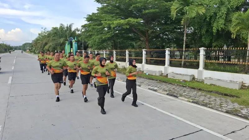Jaga Kesehatan ,Prajurit dan PNS Kodim 0913/PPU Rutin Lari Aerobik