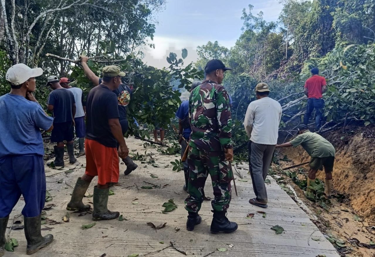 Lestarikan Budaya, Babinsa Bersama Warga Lakukan Gotong Royong