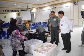 "Komandan Kodim 1007/Banjarmasin Tinjau Keberhasilan Program Makan Bergizi Gratis Hari Kedua di SMK Negeri 4 Banjarmasin"
