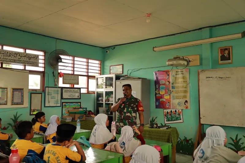 Kenalkan Pembelajaran Matematika Dasar Metode Gasing, TNI Kodim 1001/HSU-BLG Masuk Sekolah