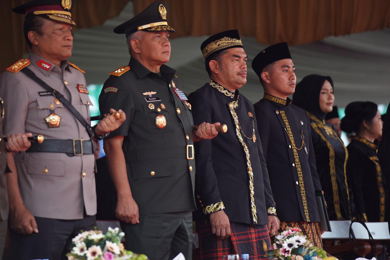 Pangdam VI/Mulawarman Hadiri Upacara Peringatan HUT Ke-68 Provinsi Kalimantan Timur