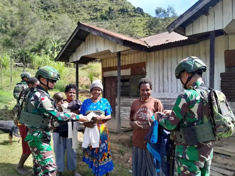Satgas Yonif 614/Rjp Bagikan Pakaian Layak Pakai Kepada Warga Perbatasan