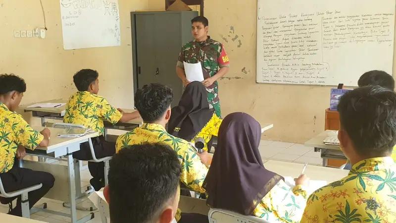 Sosialisasikan Penerimaan Prajurit CATA TNI AD Geombang I Tahun 2025, Babinsa Koramil 05/Sambaliung Lakukan Kampanye Kreatif