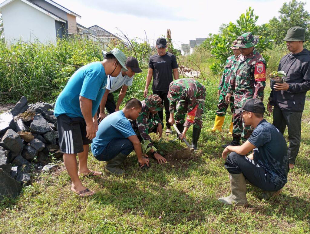 Personil Koramil 10/Kertak Hanyar Bersihkan Lahan Kosong untuk Cegah Wabah Penyakit
