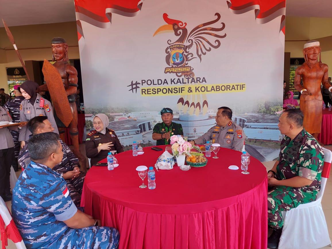 Sinergitas TNI-POLRI Semakin Erat: Korem 092/Mrl Bersama Kodim 0903/Bul Berikan Ucapan Selamat HUT Ke-7 Polda Kaltara