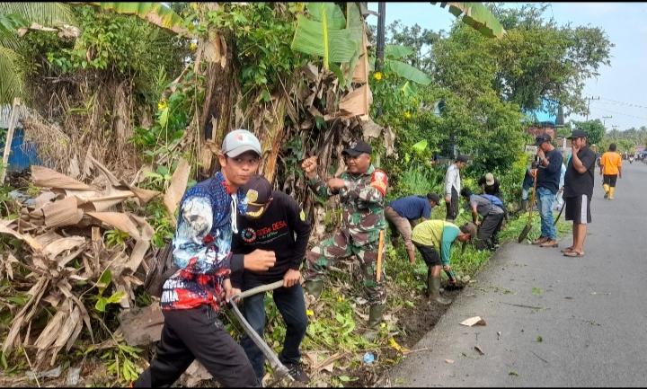 TNI dan Rakyat Bersatu Bersihkan Parit, Wujudkan Desa Kayu Rabah yang Lebih Aman dari Banjir