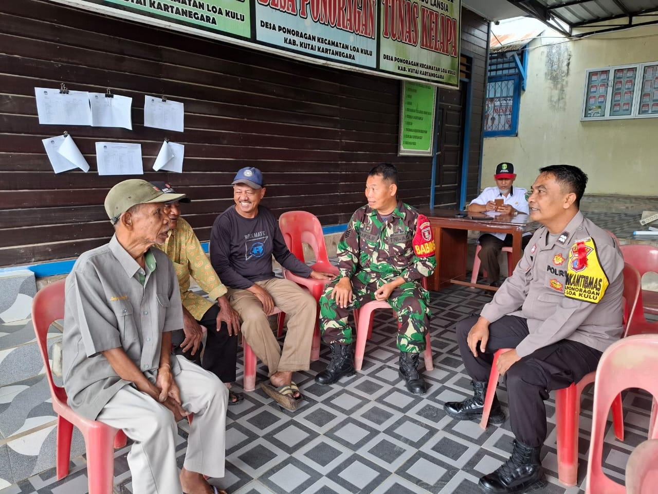 Sinergritas Babinsa dan Bhabinkamtibmas dalam Menjaga Keamanan Wilayah Binaan, Lakukan Komsos Bersama Warga