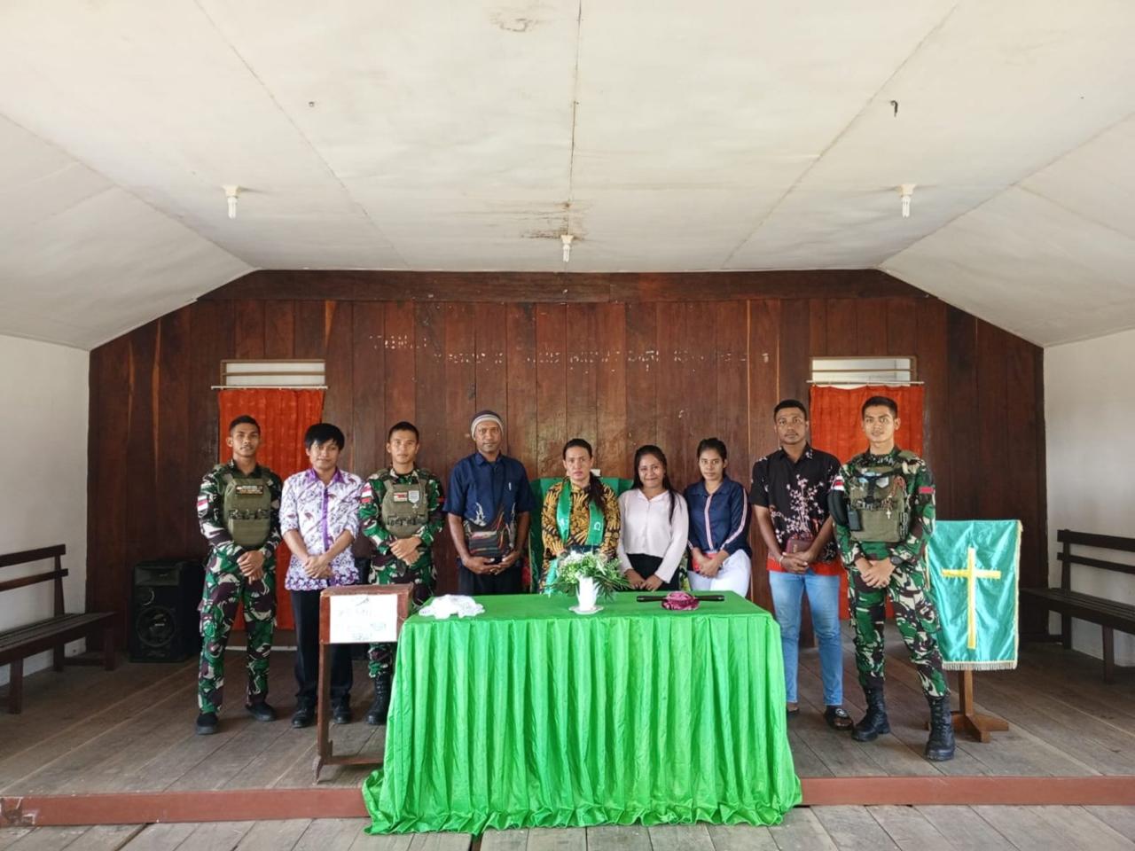Pererat Sinergi Dengan Masyarakat Mimika, Satgas Yonif 611/Awang Long Melaksanakan Ibadah Bersama