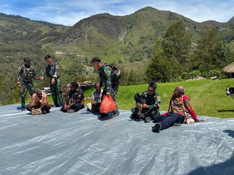 Satgas Yonif 614/Raja Pandhita Bagikan 200 Nasi Bungkus dan Ajak Masyarakat Makan Bersama Usai Ibadah Minggu