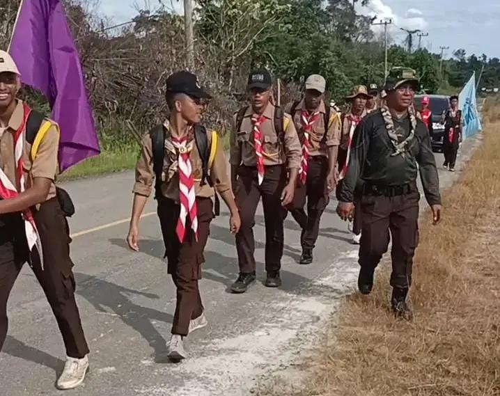 Babinsa Koramil 03/Pulau Derawan, Dampingi Pramuka dalam Kegiatan Napak Tilas