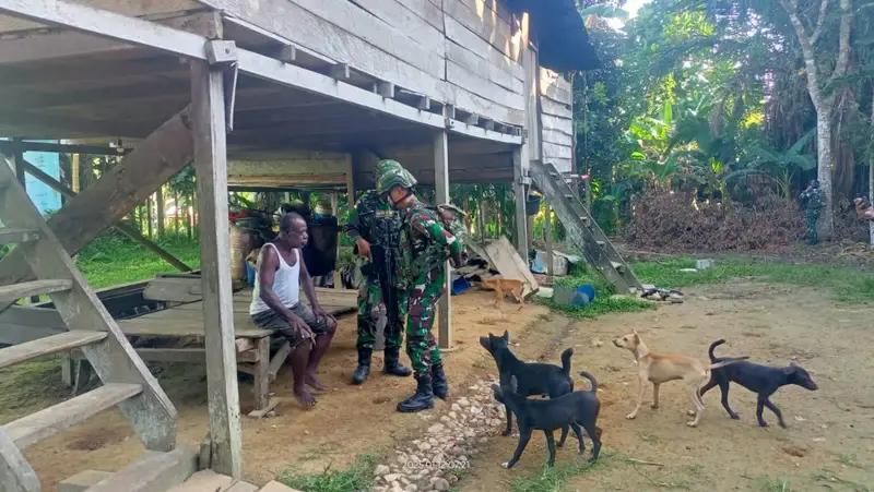 Satgas Yonif 614/Rjp Peduli Warga Papua, Bagikan Baju Layak Pakai