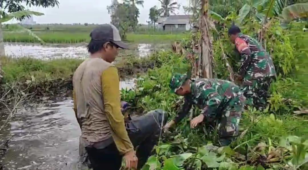 Akibat Hujan Lebat Tadi Pagi ” Babinsa Dan Warga Bersihkan Sampah, Belukar Menggenangi Sungai