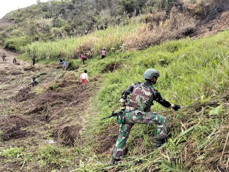 Satgas Yonif 614/Rjp Buka Lahan Kosong untuk Kebun Masyarakat