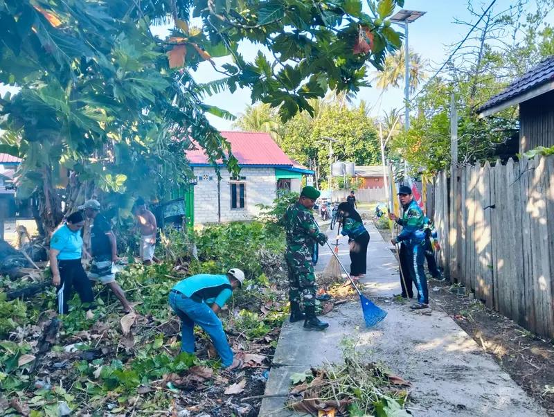 Karya Bakti, Babinsa Koramil 03/P. Derawan Bersama Masyarakat Bersihkan Pemakaman